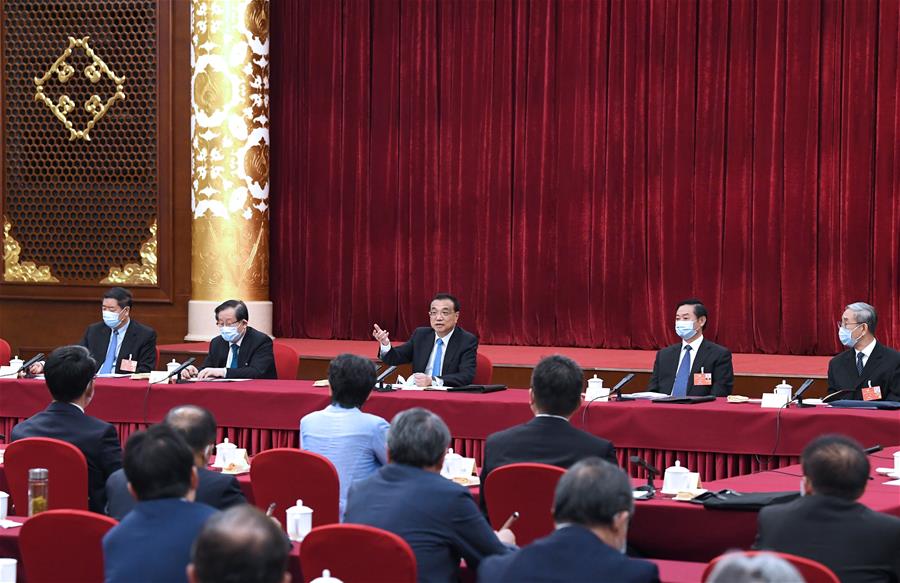 BEIJING, 23 mayo, 2020 (Xinhua) -- El primer ministro chino, Li Keqiang, también miembro del Comité Permanente del Buró Político del Comité Central del Partido Comunista de China, visita a asesores políticos nacionales de la Asociación de Ciencia y Tecnología de China y del sector de ciencia y tecnología y se une a una discusión grupal con ellos en la tercera sesión del XIII Comité Nacional de la Conferencia Consultiva Política del Pueblo Chino (CCPPCh), en Beijing, capital de China, el 23 de mayo de 2020. (Xinhua/Rao Aimin)