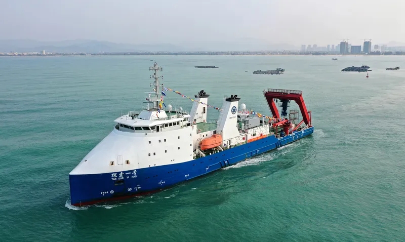 El 10 de marzo, el buque de investigación científica "Tansuo 1" que transportaba al sumergible tripulado "Shenhai Yongshi" salió del Puerto de la Ciudad Tecnológica de Nanshan en la Bahía de Yazhou, Sanya. Foto por Guo Cheng, agencia de noticias Xinhua.