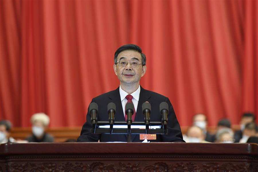 BEIJING, 25 mayo, 2020 (Xinhua) -- Zhou Qiang, presidente del Tribunal Popular Supremo (TPS), presenta el informe sobre la labor del TPS en la segunda reunión plenaria de la tercera sesión de la XIII Asamblea Popular Nacional (APN) en el Gran Palacio del Pueblo en Beijing, capital de China, el 25 de mayo de 2020. (Xinhua/Yue Yuewei)