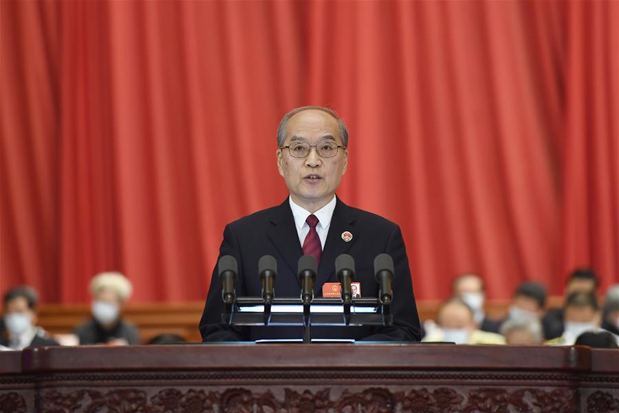 BEIJING, 25 mayo, 2020 (Xinhua) -- Zhang Jun, fiscal general de la Fiscalía Popular Suprema (FPS), presenta un informe sobre la labor de la FPS en la segunda reunión plenaria de la tercera sesión de la XIII Asamblea Popular Nacional (APN) en el Gran Palacio del Pueblo en Beijing, capital de China, el 25 de mayo de 2020. (Xinhua/Yue Yuewei)