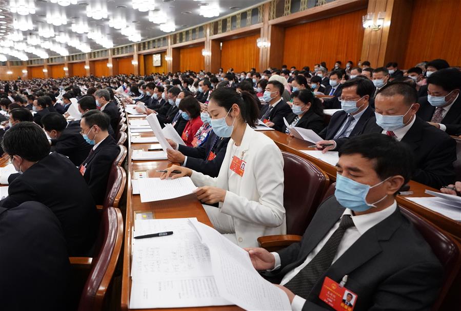 BEIJING, 25 mayo, 2020 (Xinhua) -- Diputados de la XIII Asamblea Popular Nacional (APN) asisten a la segunda reunión plenaria de la tercera sesión de la XIII APN en el Gran Palacio del Pueblo en Beijing, capital de China, el 25 de mayo de 2020. (Xinhua/Wang Yuguo)