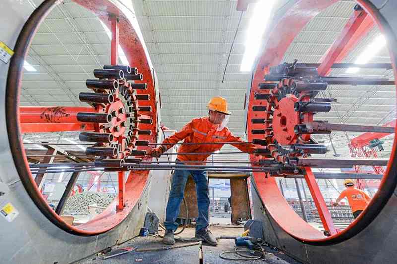 Los trabajadores montan estructuras de acero necesarias para el ferrocarril de alta velocidad Huzhou-Hangzhou, 13 de mayo del 2020. (Foto: Lu Yiping/ Pueblo en Línea)