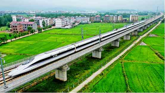 Un tren bala Nanchang-Ganzhou cruza el condado Xiajiang, Ji'an, provincia de Jiangxi, 22 de mayo del 2020. (Foto: Bao Gansheng/Pueblo en Línea)