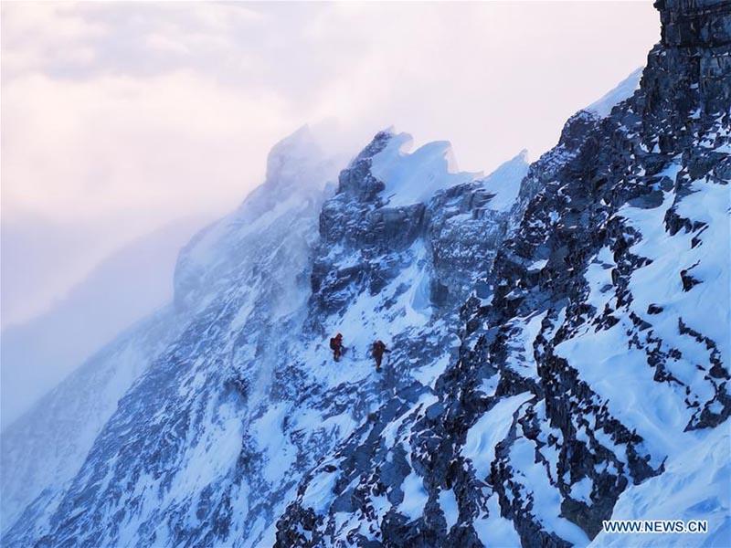 Los guías de montañismo chinos trabajan en una ruta a la cumbre del Monte Qomolangma, el 26 de mayo de 2020. [Foto / Xinhua]