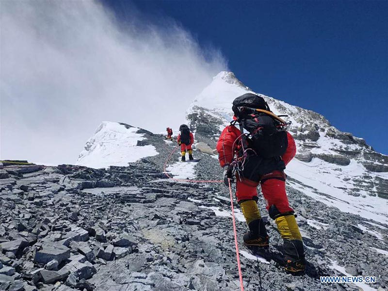 Los guías de montañismo chinos trabajan en una ruta a la cumbre del Monte Qomolangma, el 26 de mayo de 2020. [Foto / Xinhua]