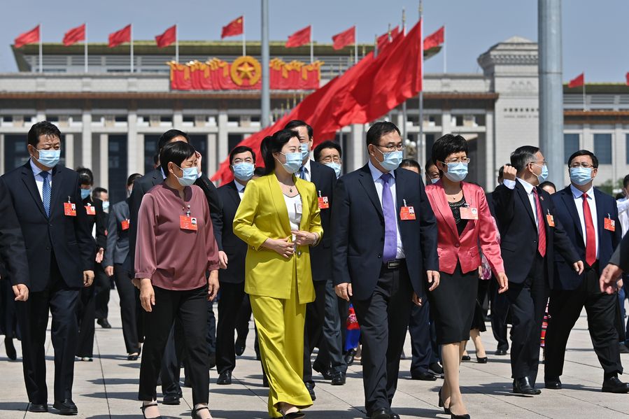 Diputados a la XIII Asamblea Popular Nacional (APN) de China se dirigen hacia el Gran Palacio del Pueblo para asistir a la reunión de clausura de la tercera sesión de la XIII APN, en Beijing, capital de China, el 28 de mayo de 2020. (Xinhua/Li Xin)