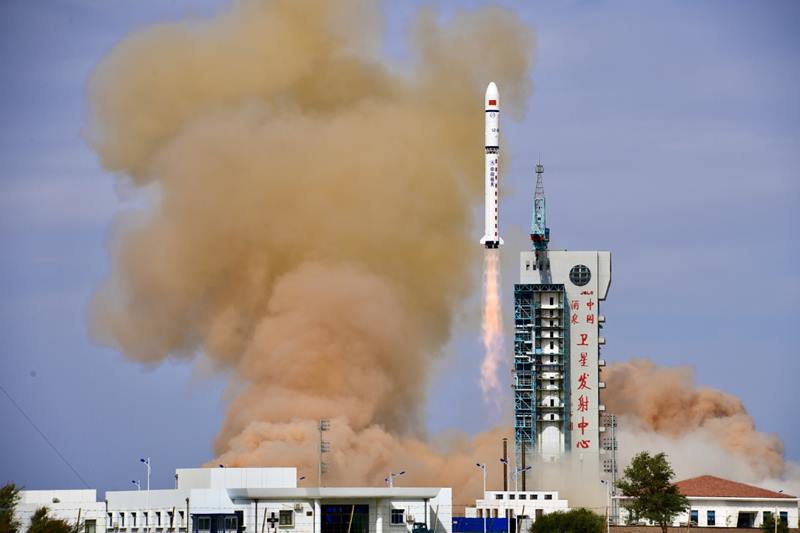 China lanzó este domingo un cohete portador Larga Marcha 2D desde el Centro de Lanzamiento de Satélites de Jiuquan. [Foto: Wang Jianbo/China Daily]