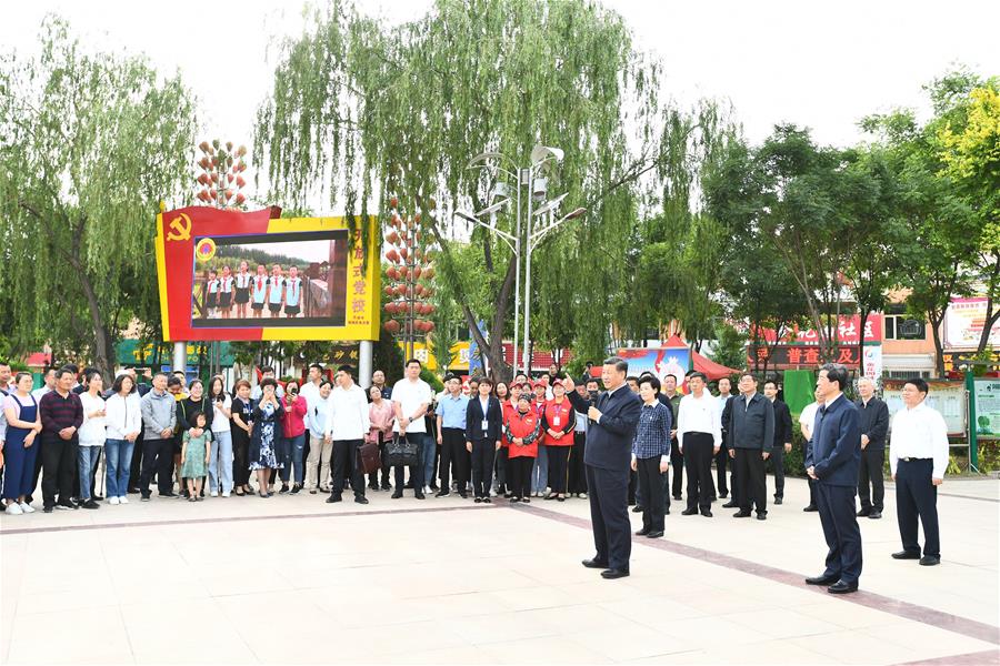 WUZHONG, 8 junio, 2020 (Xinhua) -- El presidente chino, Xi Jinping, también secretario general del Comité Central del Partido Comunista de China y presidente de la Comisión Militar Central, conoce sobre los esfuerzos para promover la unidad étnica en la comunidad de Jinhuayuan en el poblado de Jinxing de la ciudad de Wuzhong, en la región autónoma de la etnia hui de Ningxia, en el noroeste de China, el 8 de junio de 2020. Xi inspeccionó Ningxia el lunes. (Xinhua/Xie Huanchi)