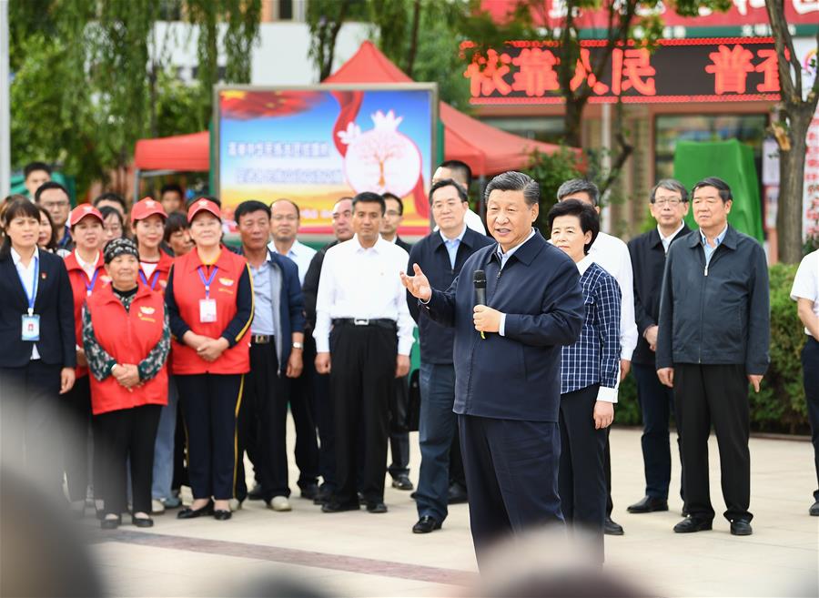 WUZHONG, 8 junio, 2020 (Xinhua) -- El presidente chino, Xi Jinping, también secretario general del Comité Central del Partido Comunista de China y presidente de la Comisión Militar Central, conoce sobre los esfuerzos para promover la unidad étnica en la comunidad de Jinhuayuan en el poblado de Jinxing de la ciudad de Wuzhong, en la región autónoma de la etnia hui de Ningxia, en el noroeste de China, el 8 de junio de 2020. Xi inspeccionó Ningxia el lunes. (Xinhua/Yan Yan)