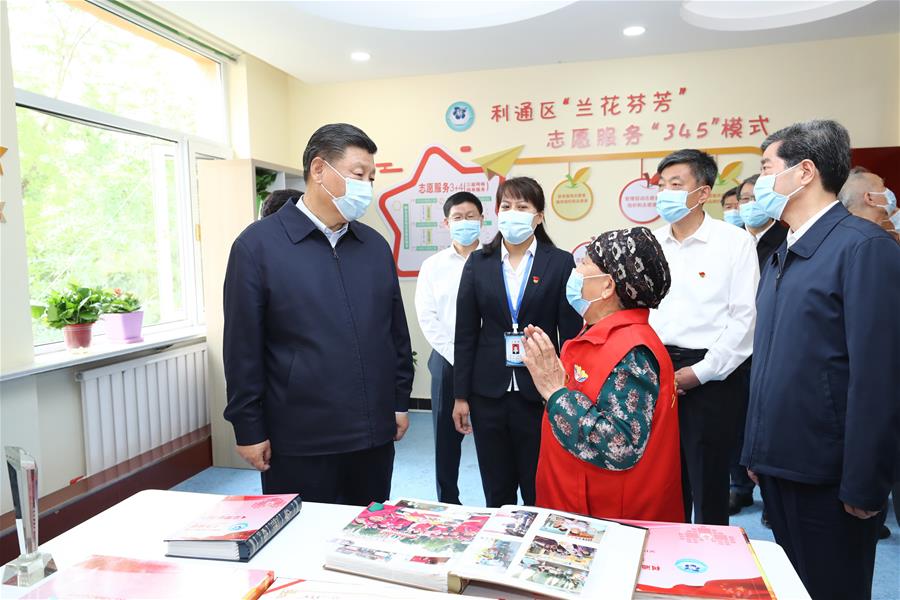 WUZHONG, 8 junio, 2020 (Xinhua) -- El presidente chino, Xi Jinping, también secretario general del Comité Central del Partido Comunista de China y presidente de la Comisión Militar Central, conoce sobre los esfuerzos para promover la unidad étnica en la comunidad de Jinhuayuan en el poblado de Jinxing de la ciudad de Wuzhong, en la región autónoma de la etnia hui de Ningxia, en el noroeste de China, el 8 de junio de 2020. Xi inspeccionó Ningxia el lunes. (Xinhua/Ju Peng)