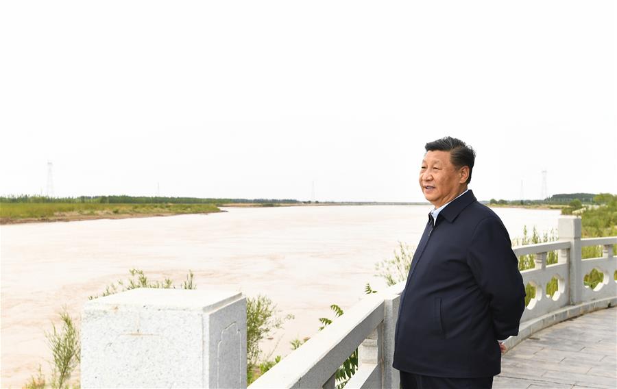 WUZHONG, 8 junio, 2020 (Xinhua) -- El presidente chino, Xi Jinping, también secretario general del Comité Central del Partido Comunista de China y presidente de la Comisión Militar Central, conoce sobre los esfuerzos para fortalecer la protección ecológica del río Amarillo en una sección del río en la ciudad de Wuzhong, en la región autónoma de la etnia hui de Ningxia, en el noroeste de China, el 8 de junio de 2020. Xi inspeccionó Ningxia el lunes. (Xinhua/Xie Huanchi)