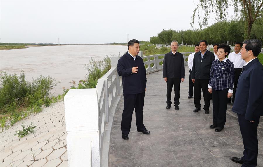 WUZHONG, 8 junio, 2020 (Xinhua) -- El presidente chino, Xi Jinping, también secretario general del Comité Central del Partido Comunista de China y presidente de la Comisión Militar Central, conoce sobre los esfuerzos para fortalecer la protección ecológica del río Amarillo en una sección del río en la ciudad de Wuzhong, en la región autónoma de la etnia hui de Ningxia, en el noroeste de China, el 8 de junio de 2020. Xi inspeccionó Ningxia el lunes. (Xinhua/Ju Peng)