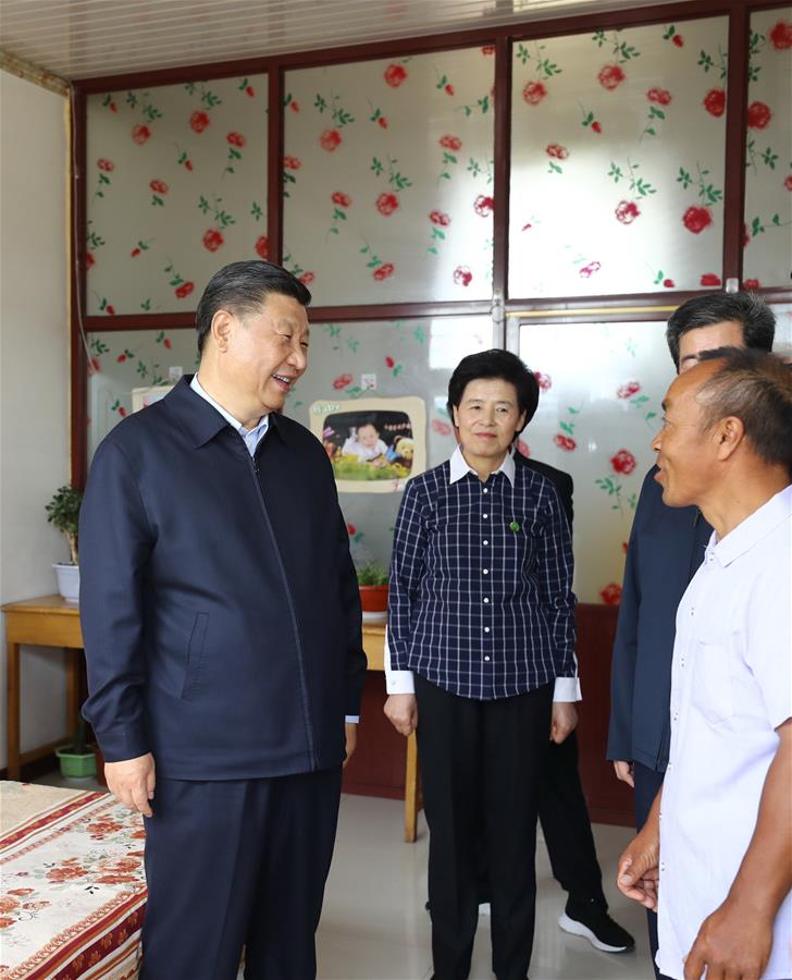 WUZHONG, 8 junio, 2020 (Xinhua) -- El presidente chino, Xi Jinping, también secretario general del Comité Central del Partido Comunista de China y presidente de la Comisión Militar Central, conoce sobre los esfuerzos para avanzar en el alivio de la pobreza en la aldea de Hongde de la ciudad de Wuzhong, en la región autónoma de la etnia hui de Ningxia, en el noroeste de China, el 8 de junio de 2020. Xi inspeccionó Ningxia el lunes. (Xinhua/Ju Peng)
