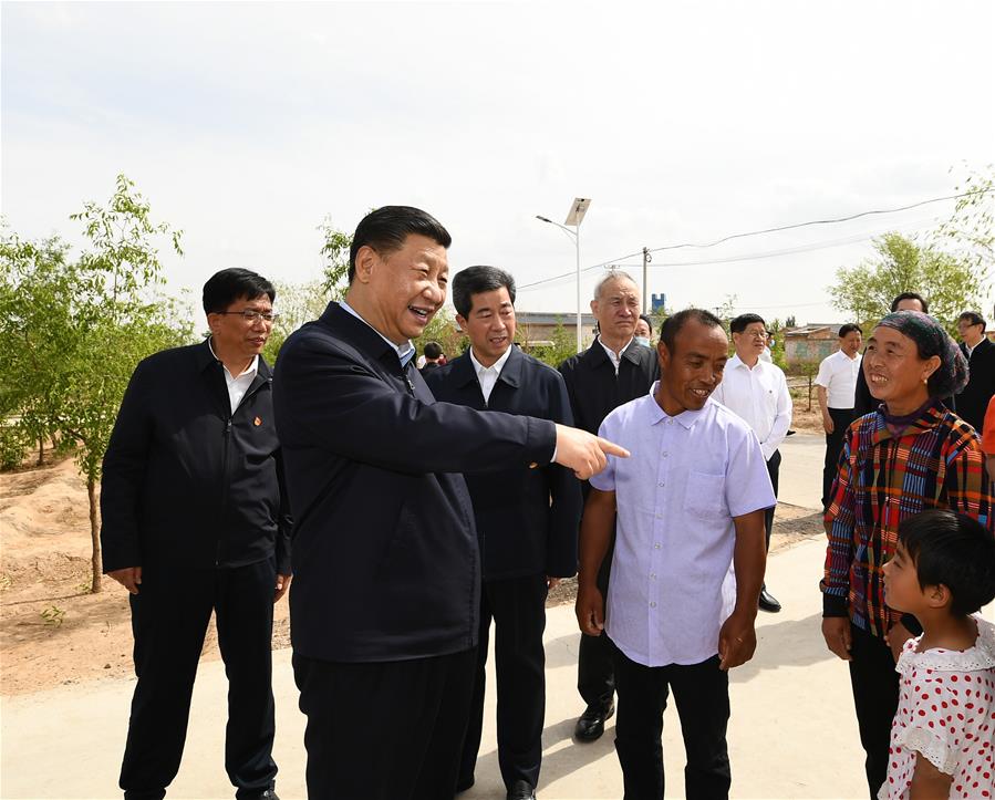 WUZHONG, 8 junio, 2020 (Xinhua) -- El presidente chino, Xi Jinping, también secretario general del Comité Central del Partido Comunista de China y presidente de la Comisión Militar Central, conoce sobre los esfuerzos para avanzar en el alivio de la pobreza en la aldea de Hongde de la ciudad de Wuzhong, en la región autónoma de la etnia hui de Ningxia, en el noroeste de China, el 8 de junio de 2020. Xi inspeccionó Ningxia el lunes. (Xinhua/Xie Huanchi)