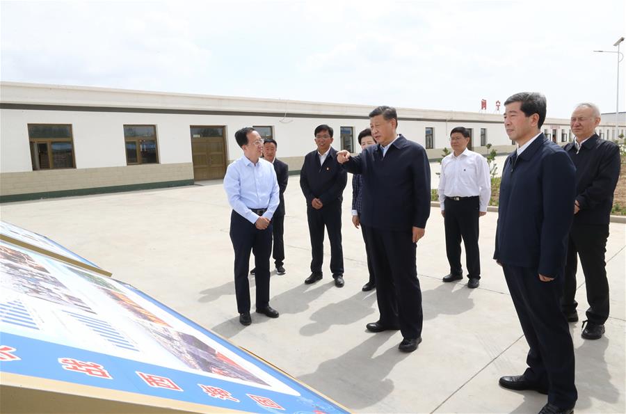 WUZHONG, 8 junio, 2020 (Xinhua) -- El presidente chino, Xi Jinping, también secretario general del Comité Central del Partido Comunista de China y presidente de la Comisión Militar Central, conoce sobre los esfuerzos para avanzar en el alivio de la pobreza en la aldea de Hongde de la ciudad de Wuzhong, en la región autónoma de la etnia hui de Ningxia, en el noroeste de China, el 8 de junio de 2020. Xi inspeccionó Ningxia el lunes. (Xinhua/Ju Peng)
