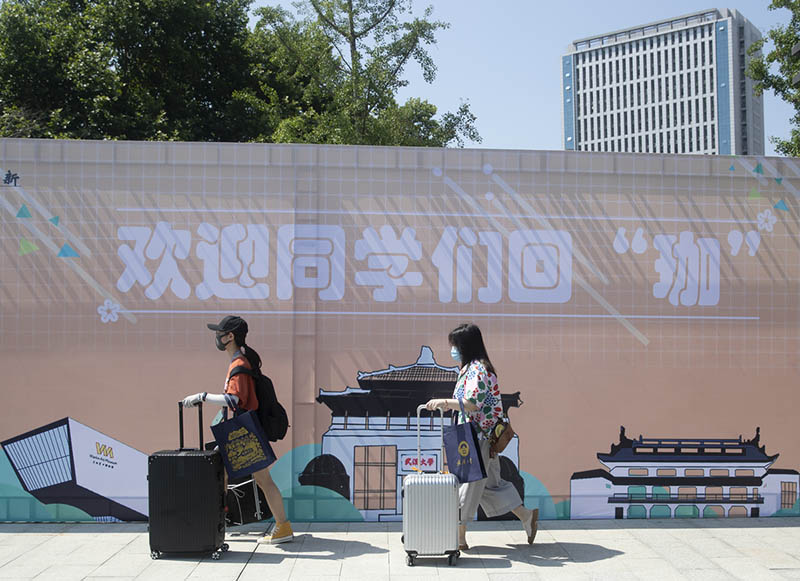 "Bienvenidos a casa, estudiantes", pancarta para recibir al primer grupo de estudiantes que regresa al campus de la Universidad de Wuhan desde que comenzó el brote de COVID-19 en Wuhan, provincia de Hubei, 8 de junio del 2020. [Foto: Ke Hao/ China Daily]
