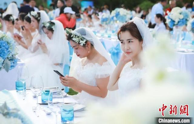 Ceremonia nupcial en honor a 100 parejas de todo el país que postergaron la fecha de su boda para unirse a la lucha contra el COVID-19, en Sanya, provincia de Hainan, 6 de junio del 2020. [Foto: Chinanews.com]