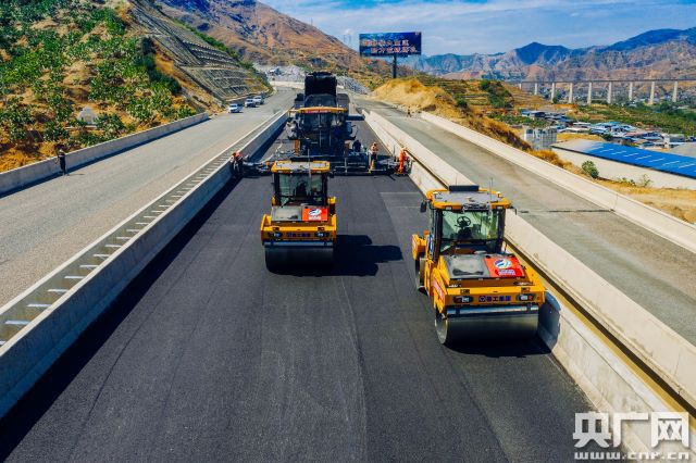 Una flota de equipos pesados autoconducidos trabaja en la construcción de la carretera que conectará Panzhihua, en la provincia de Sichuan, con Dali, en la provincia de Yunnan. [Foto: CNR]