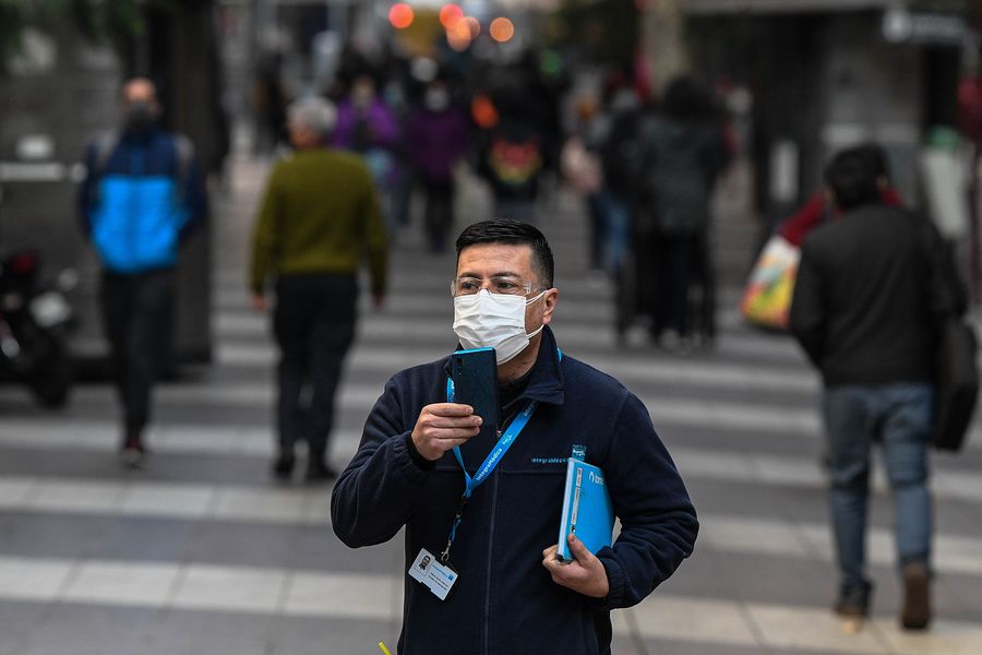 Un hombre porta una mascarilla mientras habla por su teléfono móvil en una calle en Santiago, capital de Chile, el 10 de junio de 2020. (Xinhua/Jorge Villegas)