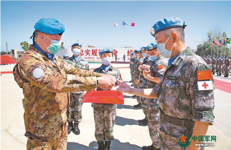 Stefano Del Col, comandante de la UNIFIL, entregó las medallas a los soldados chinos. (Foto: Diario PLA)