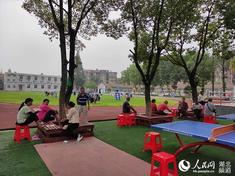 Los residentes se mantienen a salvo en un centro temporal de reubicación de Wuhan, provincia de Hubei. Esta facilidad ha sido puesta a disposición de los aldeanos cuyas casas se han visto afectadas por las severas inundaciones. (Foto: Guo Tingting)