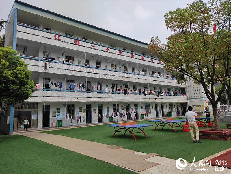En el centro de reubicación, que antes era un tranquilo campus escolar, los residentes pueden relajarse y pasar tiempo juntos. (Foto: Guo Tingting)