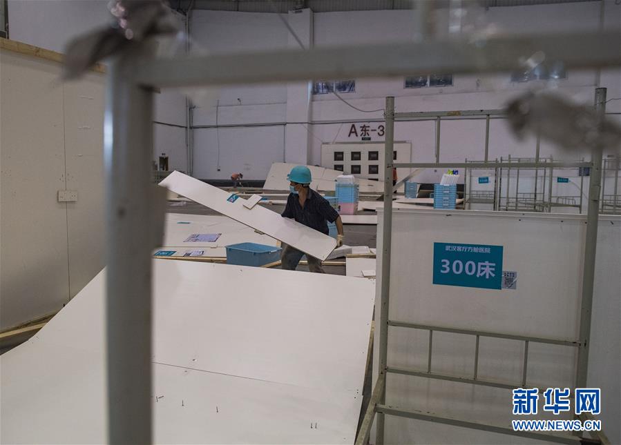 El 29 de julio, los trabajadores comenzaron a desmantelar del hospital temporal Keting de Wuhan. Se estima que los trabajos se alargarán dos o tres días. (Fuente: Xinhuanet)
