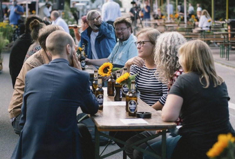 La gente se divierte en una cervecería al aire libre en la calle Vogelsanger de Colonia, Alemania, el 17 de julio de 2020. (Foto de Tang Ying / Xinhua)