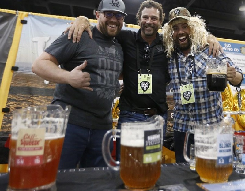 Cerveceros muestran su cerveza durante el Great American Beer Festival (GABF) 2018 en Denver, Estados Unidos, el 21 de septiembre de 2018. (Xinhua / Li Ying)