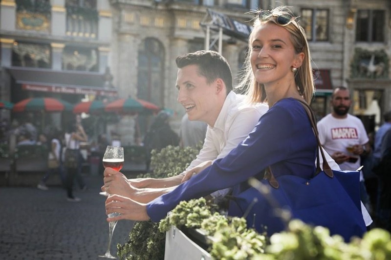 Una pareja asiste al fin de semana de la cerveza belga en la Grand Place de Bruselas, Bélgica, el 9 de septiembre de 2018. (Xinhua / Zheng Huansong)