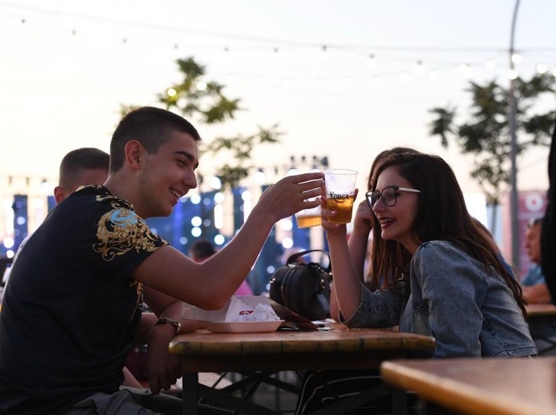 La gente bebe cerveza en el Festival de la Cerveza de Korca, Albania, el 17 de agosto de 2019. (Xinhua / Zhang Liyun)