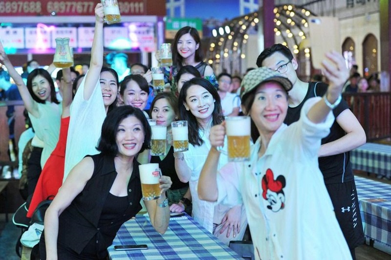 Turistas beben cerveza durante el 28 ° Festival Internacional de la Cerveza de Qingdao, una ciudad costera en la provincia de Shandong, en el este de China, el 31 de julio de 2018. (Xinhua / Yu Fangping)