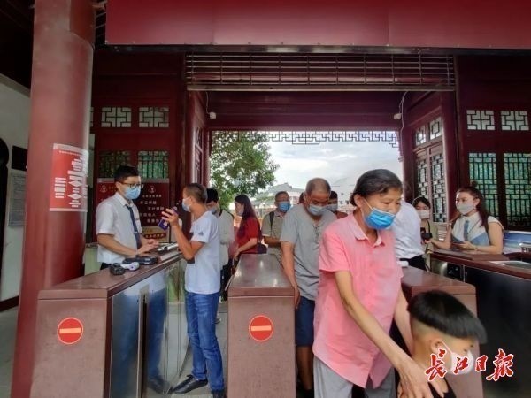 Turistas nacionales visitan La Torre de la Grulla Amarilla. (Foto: Changjiang Daily)