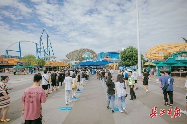 Turistas aguardan para entrar en el Valle Feliz de Wuhan. (Foto: Changjiang Daily)