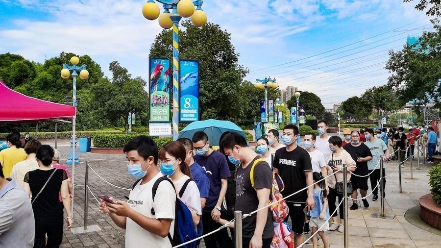 Durante el primer día del período de entradas gratuitas, el Parque Oceánico Haichang de Wuhan atrae a muchos turistas nacionales. (Foto: Tencent)
