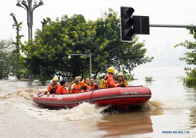Rescatistas evacúan a civiles varados por las inundaciones en el distrito de Nan'an del municipio de Chongqing, al suroeste de China, el 20 de agosto de 2020. [Foto: Xinhua]