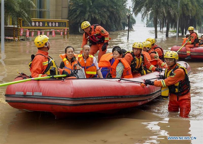 Rescatistas evacúan a civiles varados por las inundaciones en el distrito de Nan'an del municipio de Chongqing, al suroeste de China, el 20 de agosto de 2020. [Foto: Xinhua]