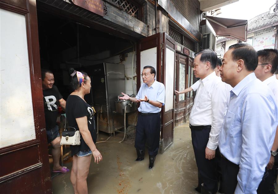  El primer ministro chino, Li Keqiang, también miembro del Comité Permanente del Buró Político del Comité Central del Partido Comunista de China, se entera sobre las pérdidas comerciales causadas por la COVID-19 y las inundaciones, e inspecciona la situación de recuperación del consumo y del turismo en Ciqikou, un distrito de negocios en la municipalidad de Chongqing, en el suroeste de China, el 20 de agosto de 2020. Li realizó una gira de inspección a la municipalidad de Chongqing, afectada por las inundaciones, en el suroeste de China. (Xinhua/Pang Xinglei)