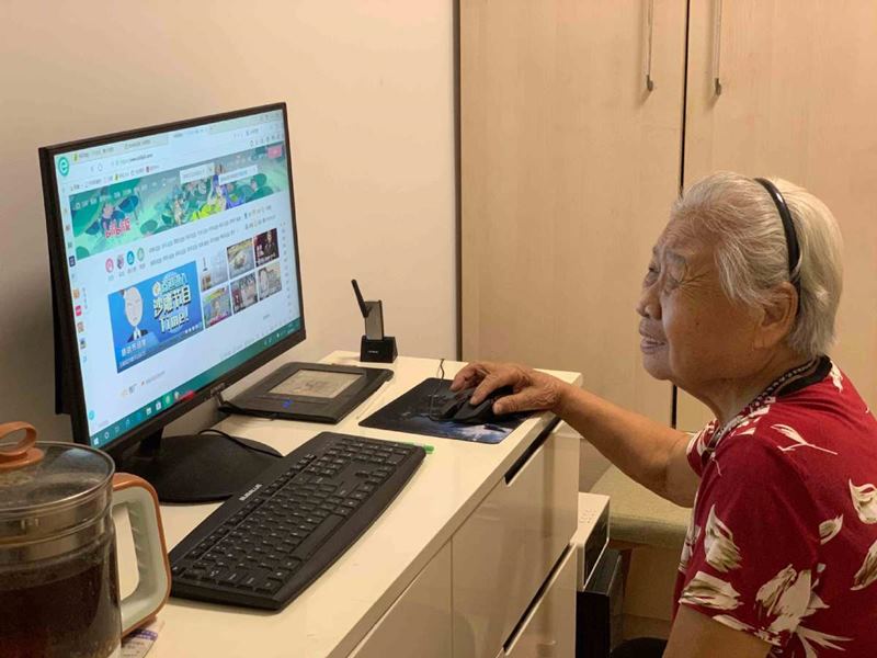 Jiang Minci utiliza una computadora en su casa de Guangzhou, provincia de Guangdong. [Foto: proporcionada a China Daily]