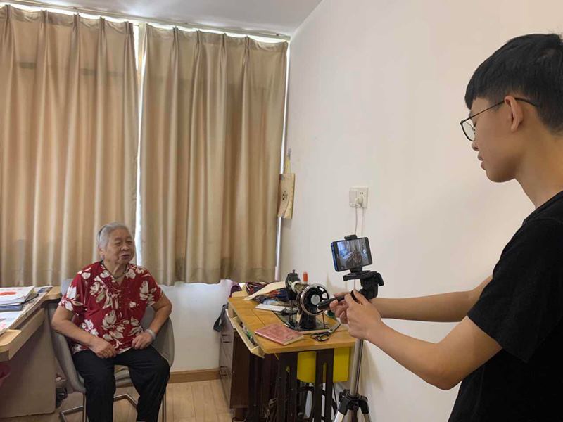 El nieto de Jiang, Dou Dou, la filma contando sus historias. [Foto: proporcionada a China Daily]
