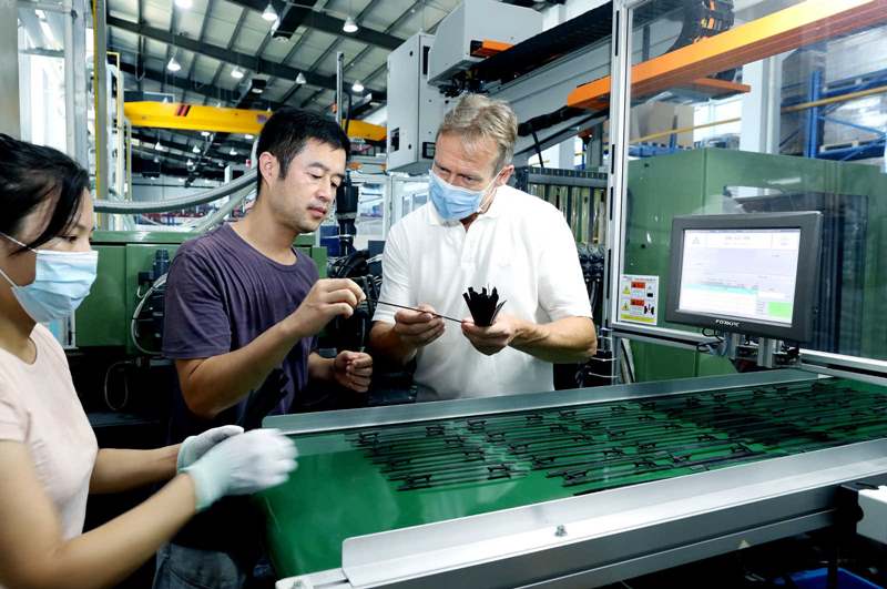 El 3 de agosto, un técnico chino y otro alemán de Joma Polytec (Kunshan) Co., Ltd. en el Parque Industrial de Alemania en Kunshan, provincia de Jiangsu, inspeccionaron los productos juntos. Por Hua Xuegen /vip.people.com.cn