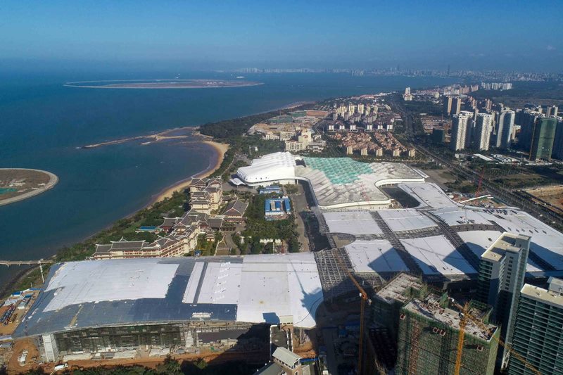 El 26 de febrero, imagen del estado avanzado de las obras de la segunda fase del Centro Internacional de Convenciones y Exposiciones de Hainan. Por Shi Zhonghua / vip.people.com.cn