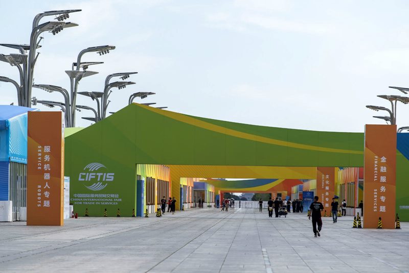 El 1 de septiembre, se completó la instalación del área de exhibición al aire libre de la Feria Internacional de Comercio de Servicios en la Avenida Central del Parque Olímpico de Beijing. Por Weng Qiyu / vip.people.com.cn