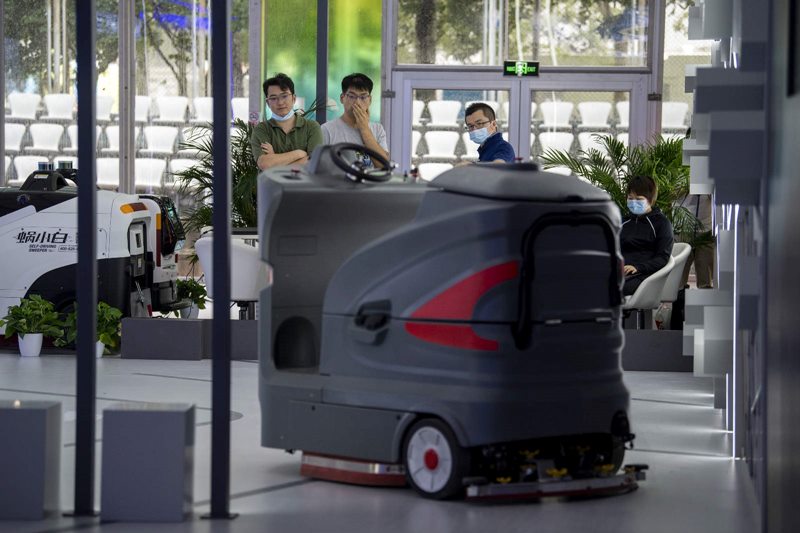 El personal prepara los equipos en la sala de exposición de servicios robóticos de la Feria Internacional de Comercio de Servicios, el 1 de septiembre. Por Weng Qiyu / vip.people.com.cn