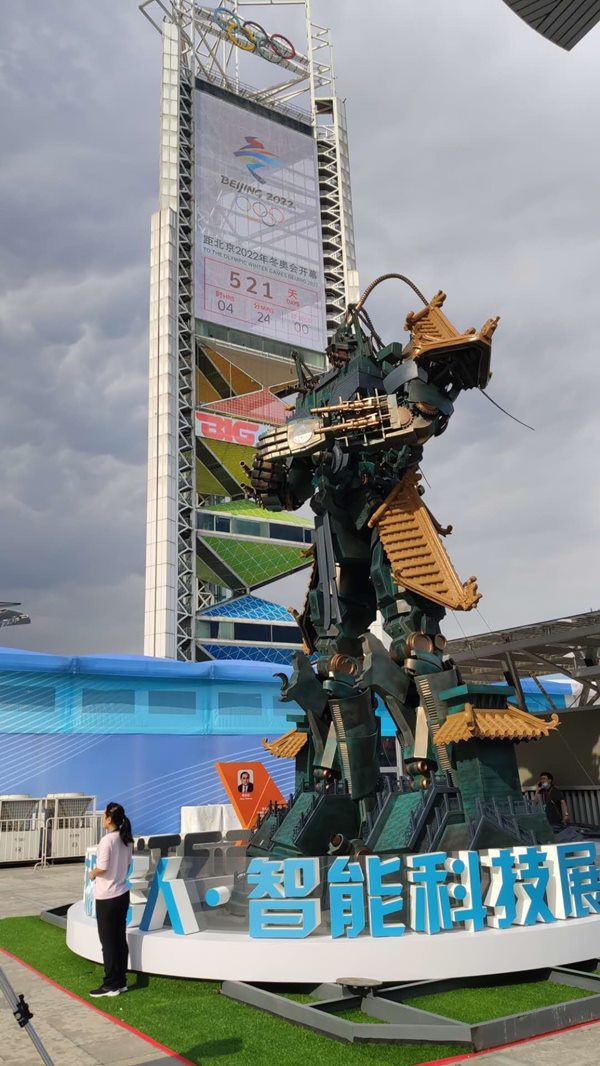 Modelo de robot a gran escala en el área de exhibición al aire libre de la Avenida Central del Parque Olímpico de Beijing. Imagen: Beijing Daily