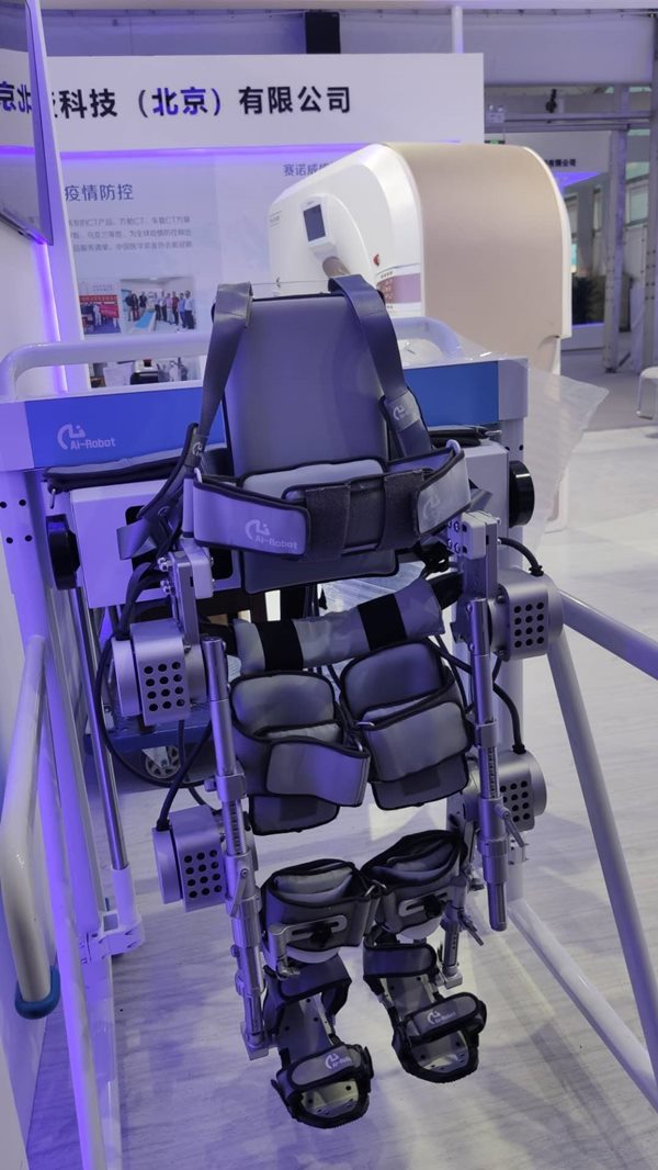 El área de exhibición especial de servicios robóticos de la Feria Internacional de Comercio de Servicios muestra los últimos logros en la aplicación de tecnología inteligente en el campo médico. Imagen: Beijing Daily