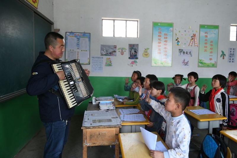 Wang Fengfeng, profesor de música, imparte en la escuela de la aldea Shangyuan, en Longcheng. (Foto: Chen Bin/ Xinhua)