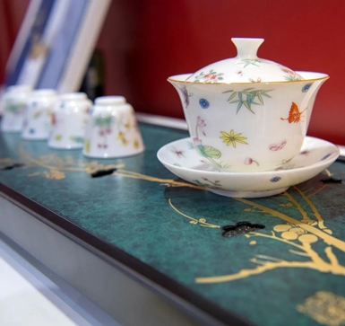 Juego de té lanzado por el Museo del Palacio. (Foto por Weng Qiyu, Pueblo en Línea)