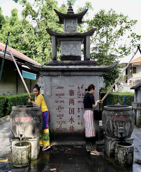 Residentes de la aldea Yinjing extraen agua de dos pozos, uno dentro de la frontera china (izquierda) y el otro excavado en Myanmar, 20 de agosto del 2020. Ruili está dividido por la frontera entre China y Myanmar. (Foto: Zhang Wei China Daily)