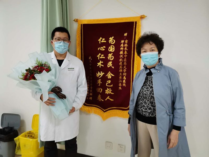 La ex paciente Cao Xiaoshan regala un ramo de flores al médico Wang Xiujiang para mostrarle su gratitud, Hospital Afiliado a la Universidad de Medicina China de Changchun, provincia de Jilin, 10 de septiembre del 2020. [Foto: proporcionada a Chinadaily]